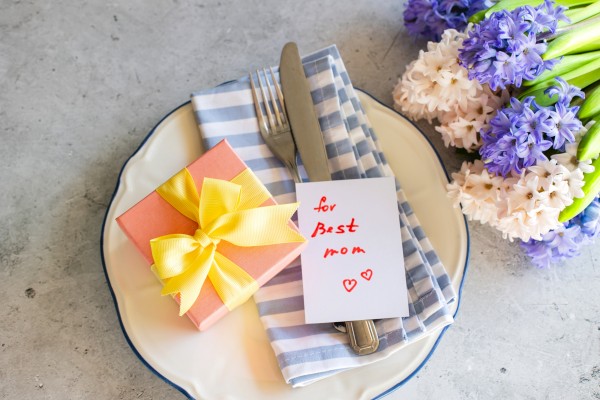 A gift box, a note that says 